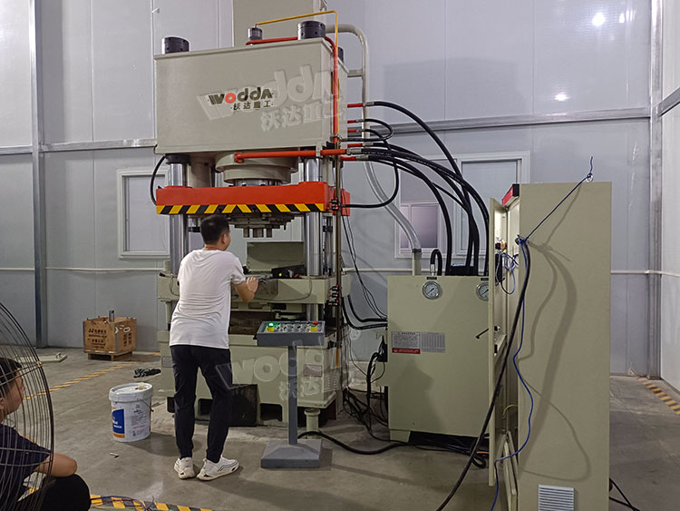 400吨四梁四柱液压机客户车间调试 400吨四梁四柱液压机客户车间调试
