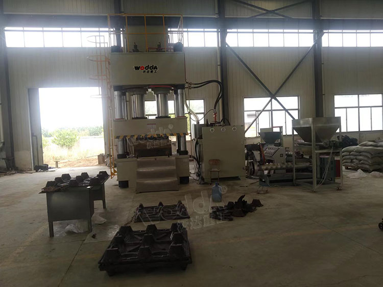 塑料托盘模压成型液压机客户车间现场 塑料托盘模压成型液压机客户车间现场